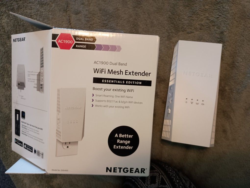 NETGEAR -- AC1900 WiFi Mesh Extender (EX6400)