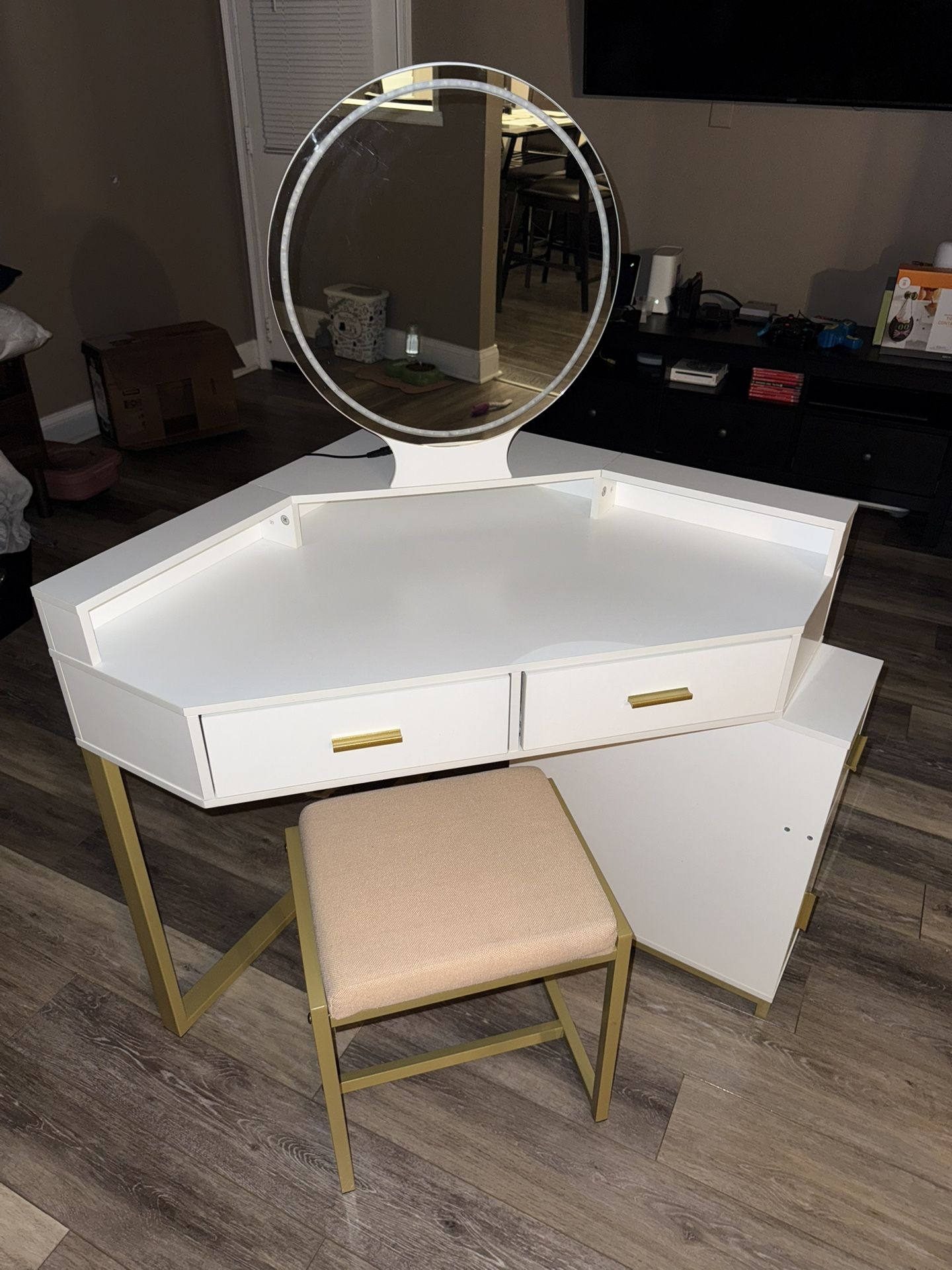 White & Gold Vanity / Desk Set Great Condition)
