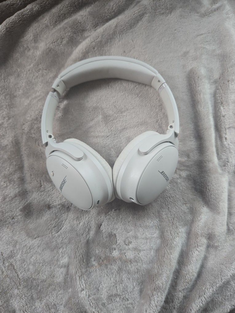 White Bose noise canceling headphones