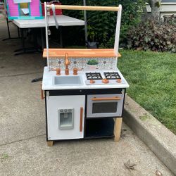 Kid’s Play kitchen 