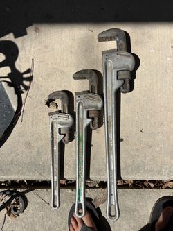 Pipe wrenches