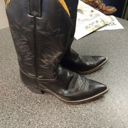 Woman's. Justin Sz 7.5.  C.   Sell For  25.00