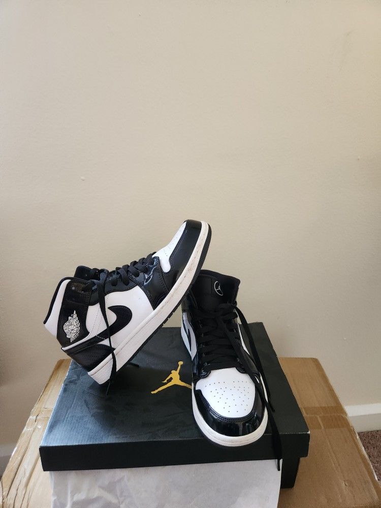 Jordan 1 Mid Black and White
