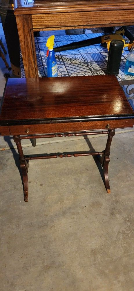 💯♥️💯♥️💯 2 Antique End Tables 💯♥️💯♥️💯