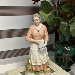 Home interiors & Gifts Vintage Porcelain figurine woman with teapot