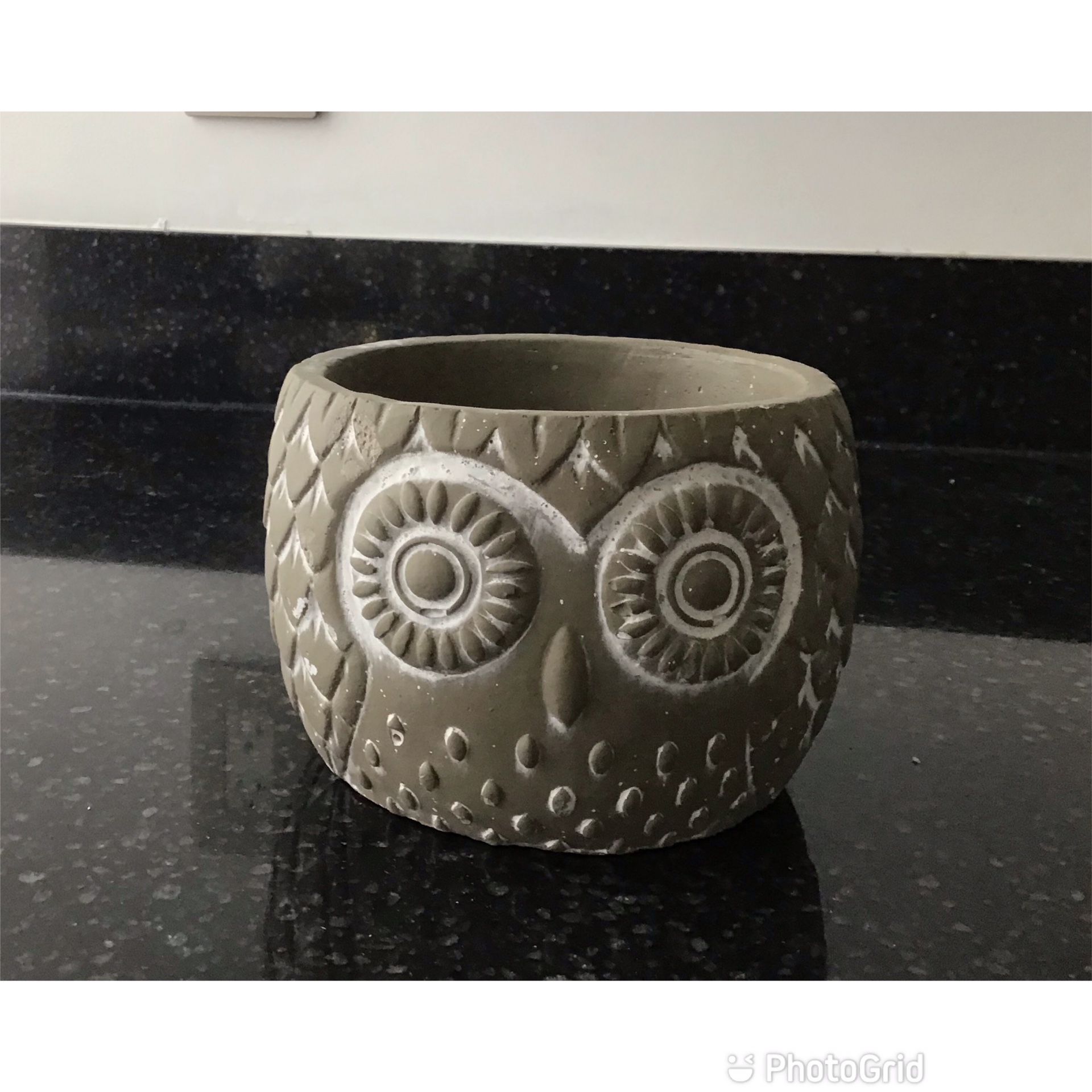 Ceramic flower planter pot. Condition is excellent.
