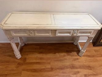 Distressed entry table