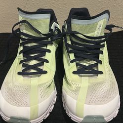 On Cloud Cloudflow sneakers in a light green colorway. Size 11