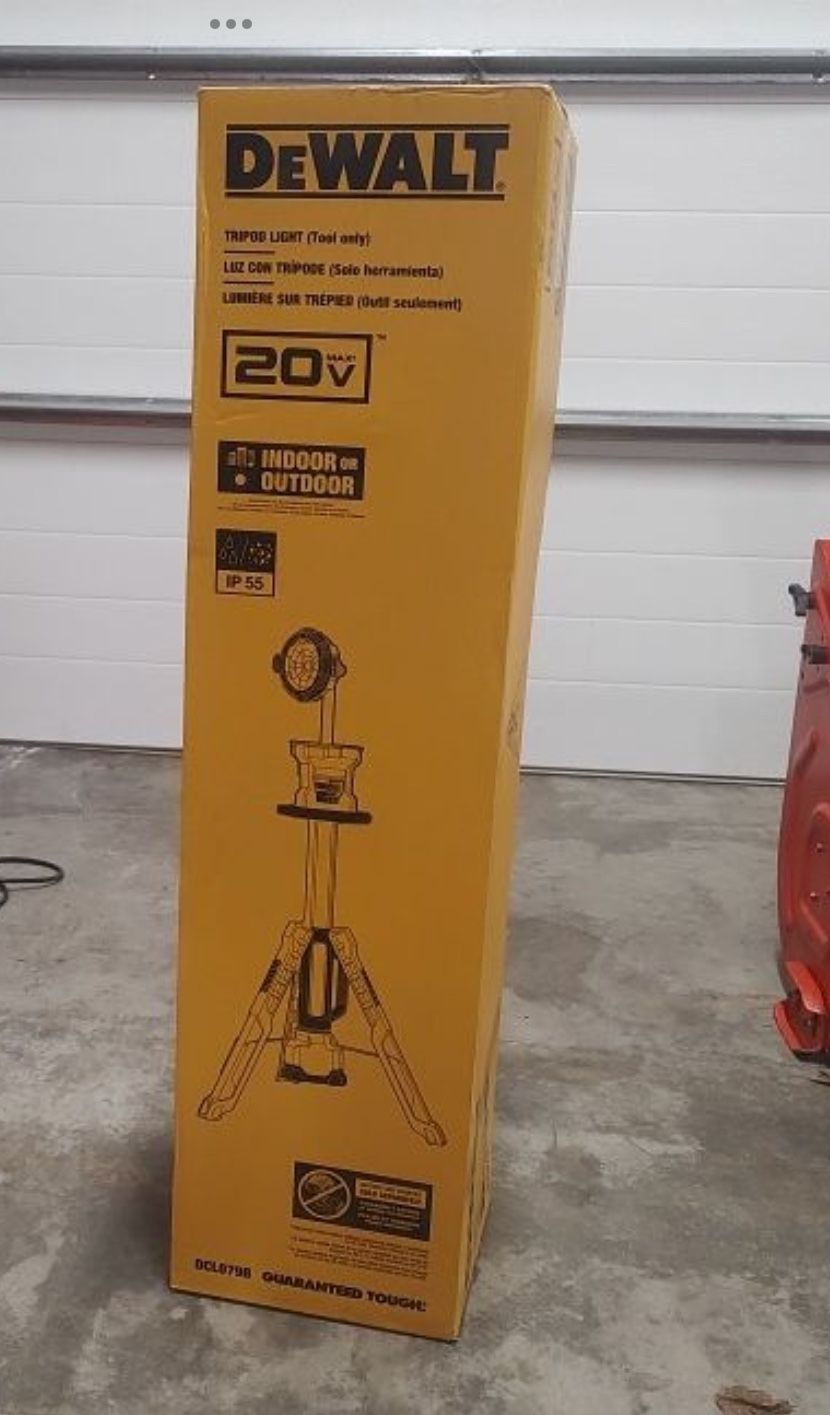 Dewalt 20v Max Tripod Light