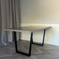 Extendable dining table