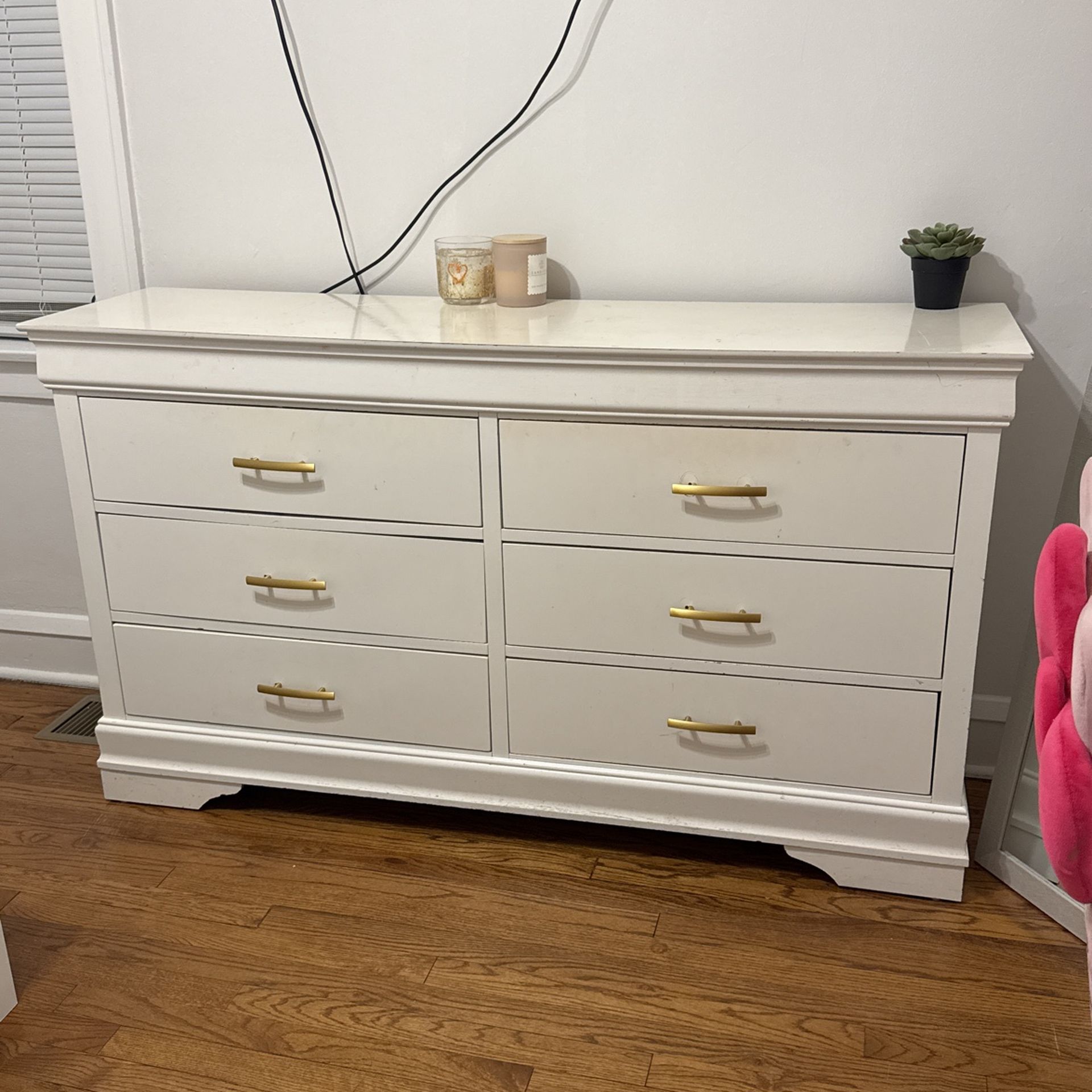 White 6 Drawer Dresser. Gold Handles.
