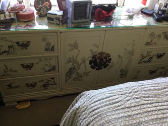 Three piece dresser set really good condition drawers work great all thee for $150