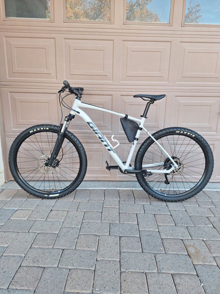 GIANT TALON 2 MOUNTAIN BIKE 29 ER 1 X 9 SPEED( XL) CHECK MY OTHER BIKES