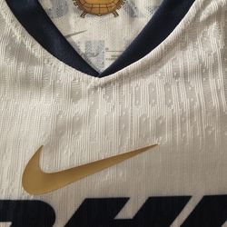 camisa de pumas en blanco 
