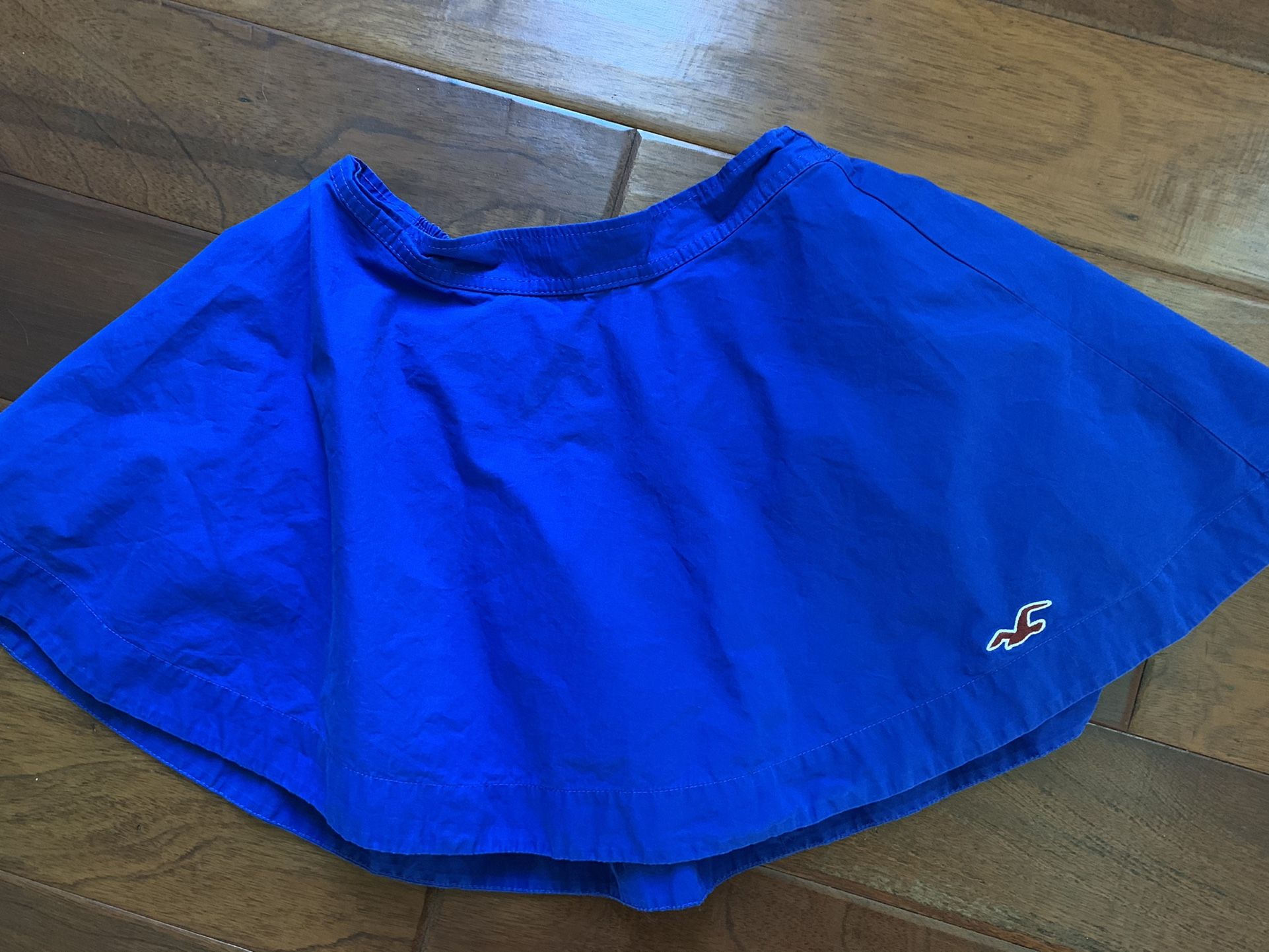 Very pretty royal blue Hollister skirt never worn size ladies medium