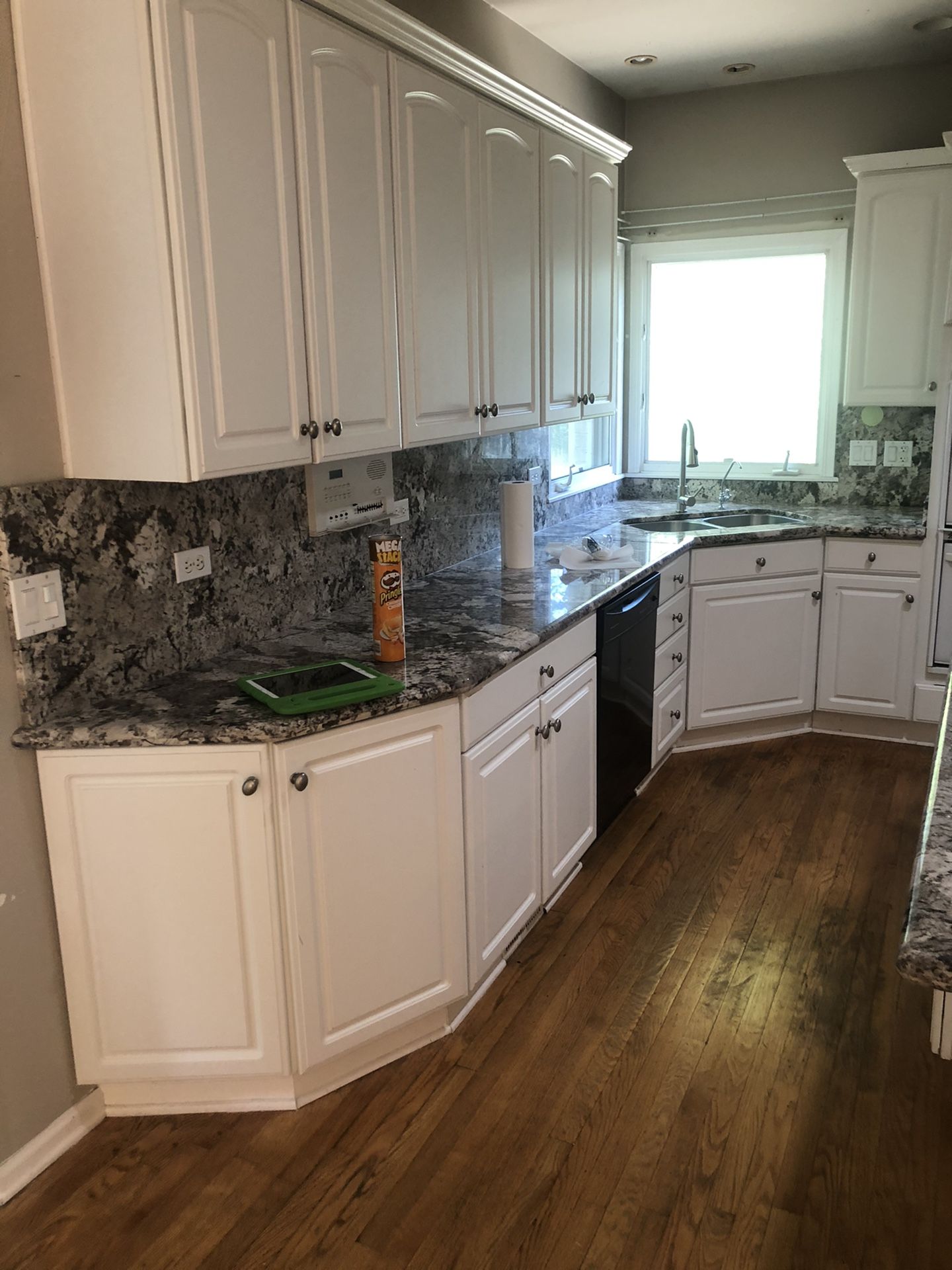 Kitchen Cabinets w/ Granite Countertops.