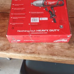 Milwaukee
1/2 in. Impact Wrench with
Rocker Switch and Detent Pin
Socket Retention