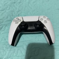 White PS5 Remote