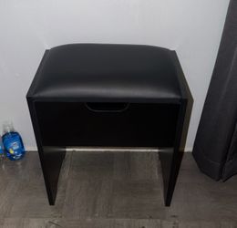 Vanity Stool NEED GONE!!!!