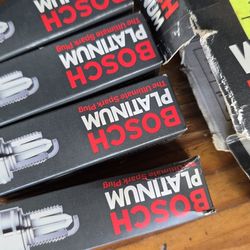 New Bosch Platinum Spark plugs 4 as set