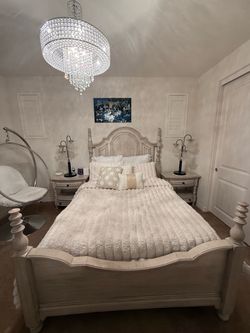 Bedroom furniture set