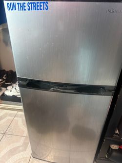 Mini fridge with freezer
