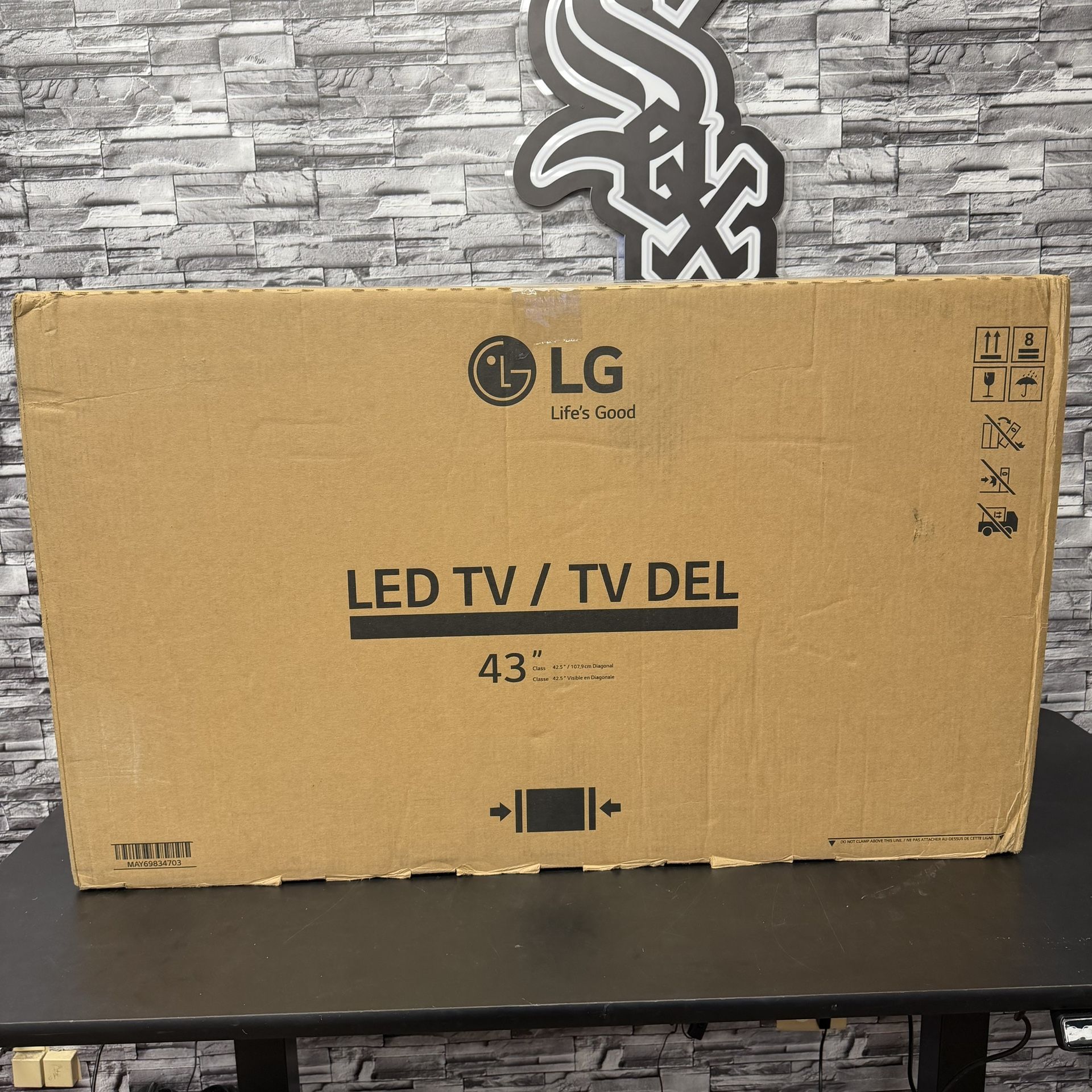 LG 43” UR340C Series UHD Commercial TV