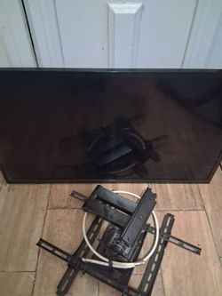 32 inch insignia tv with wall mount and remote