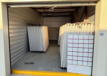 Lien Auction Unit 252 12/13 - Cubicle Wall Panels, Whiteboard, And Hardware