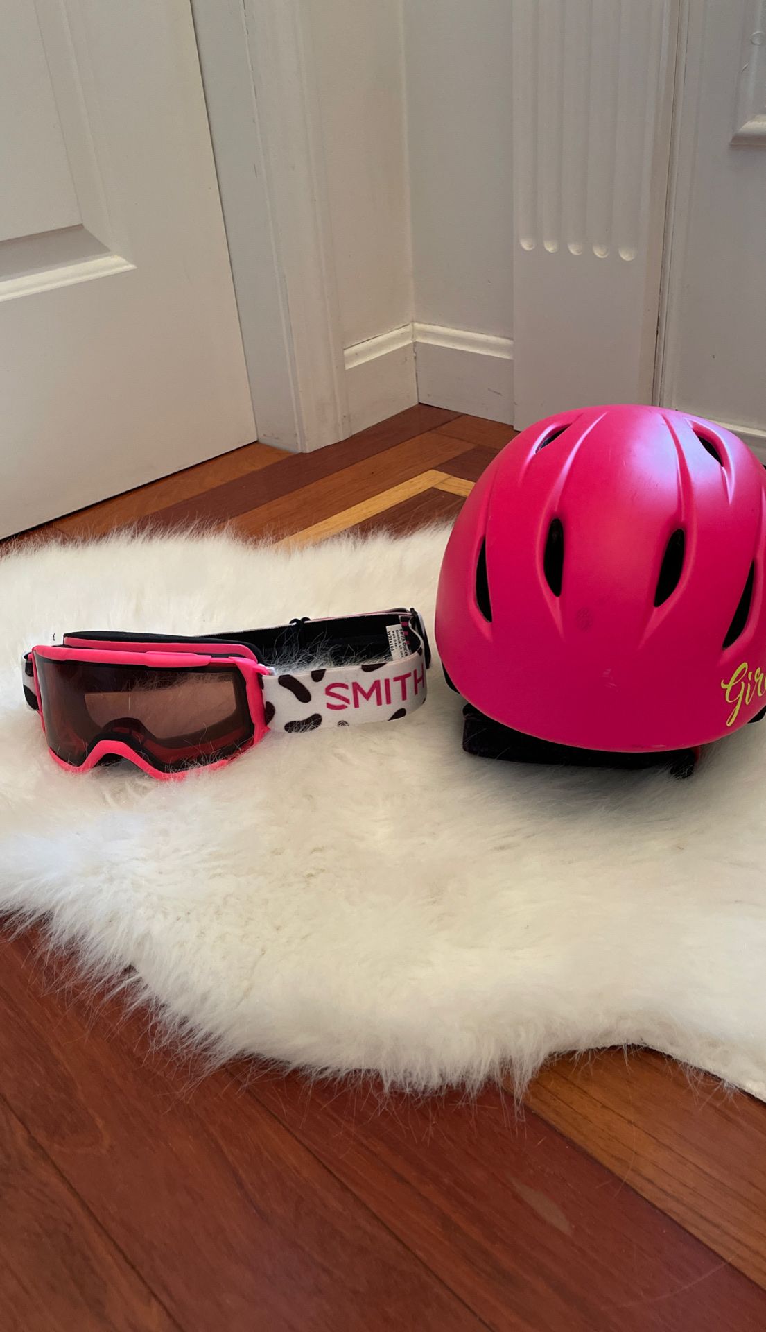 Giro Skii helmet and smith goggles for kids