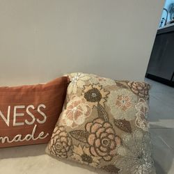 Decorative Pillows. 