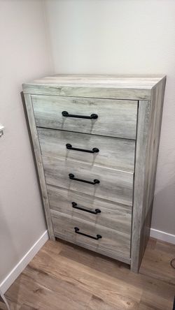 5 Drawer Rustic Gray Dresser / Chest – Excellent Condition