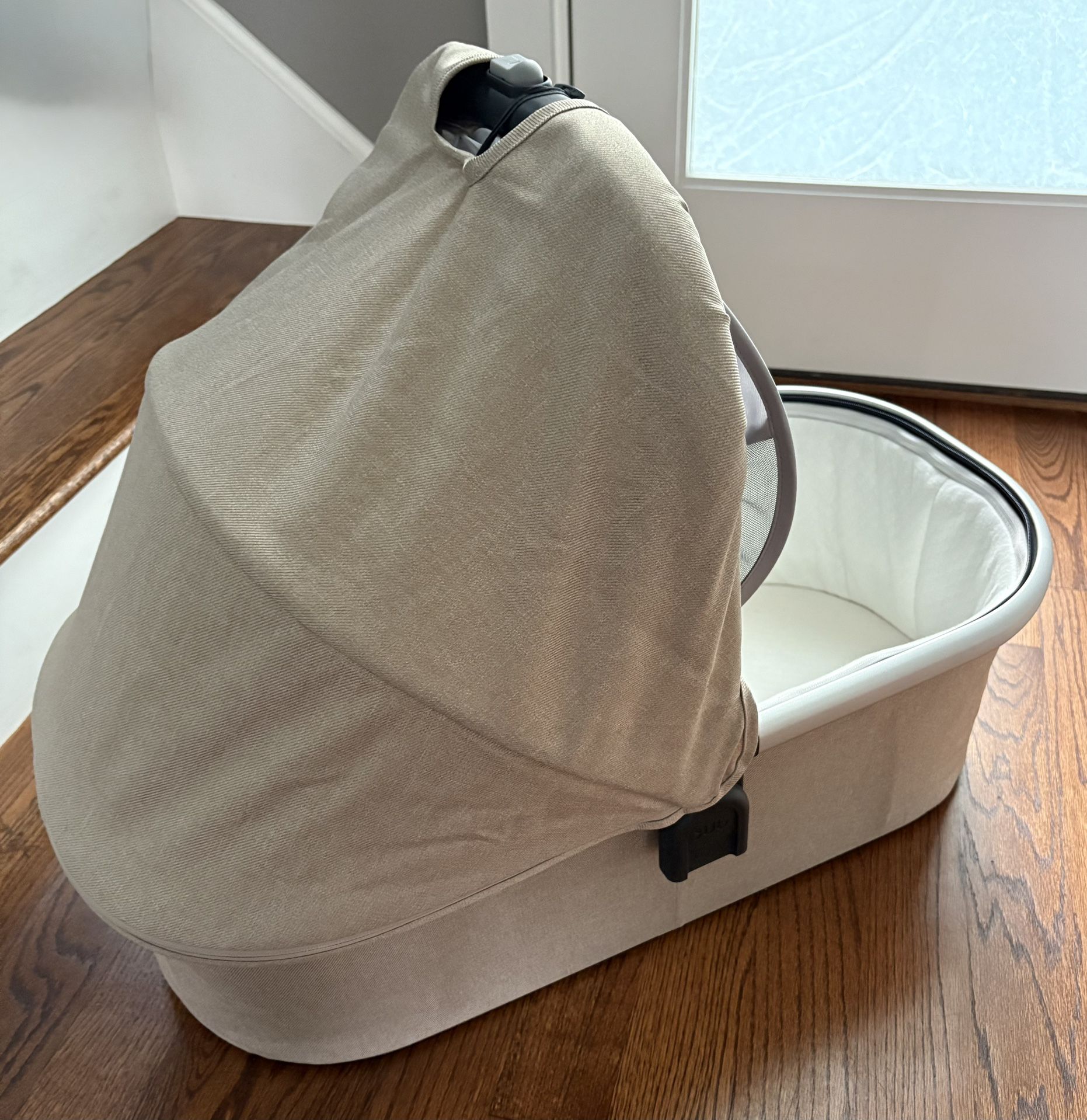 UPPAbaby Bassinet V2- Compatible with Vista, Cruz, Ridge Strollers - Overnight Sleep Solution - Mattress, Sheet and Bug Shield Included. 