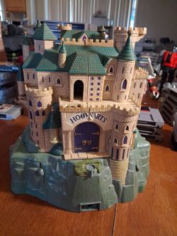 Polly Pockets Harry Potter Hogwarts Castle playset no figures included $10