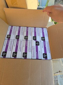 Box of gloves  caja de guantes