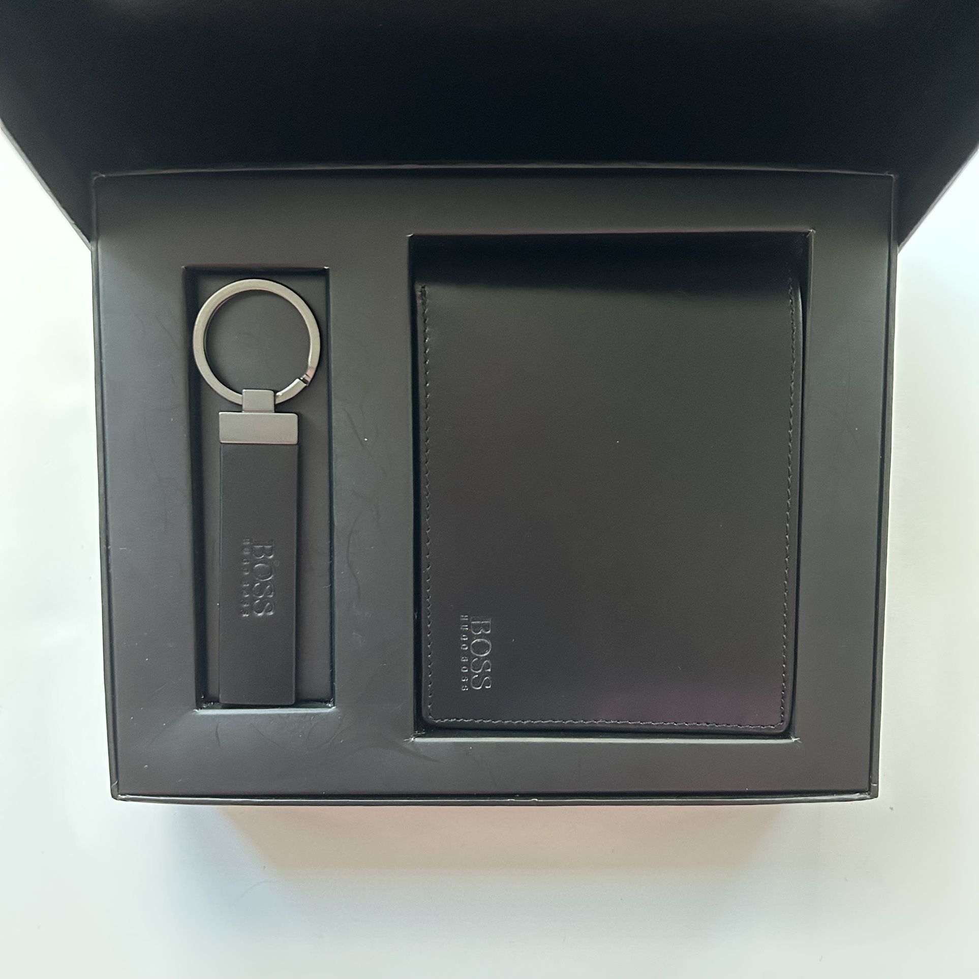 New Hugo Boss Men’s Black Leather Bifold Wallet and Keychain Gift Set