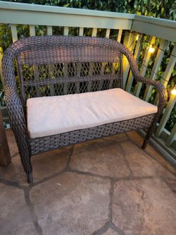 Outdoor Wicker Patio Bench with Cushion – Excellent Condition