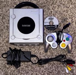 SILVER NINTENDO GAMECUBE CONSOLE WITH VIDEO GAME & CONTROLLER