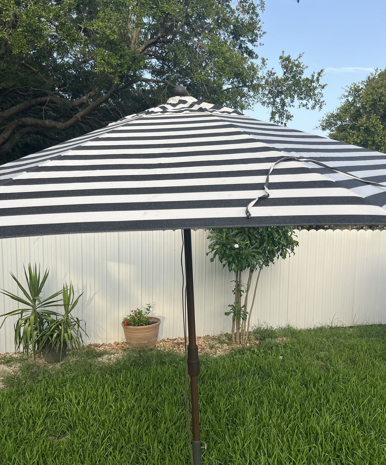 Modern Patio Umbrella / Grey/white