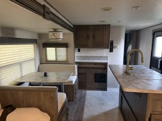 2020 Apex Ultra Lite Coachmen 33ft