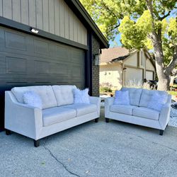 FREE DELIVERY 🛻 Beautiful White Ashley Furniture Sofa/Loveseat Set