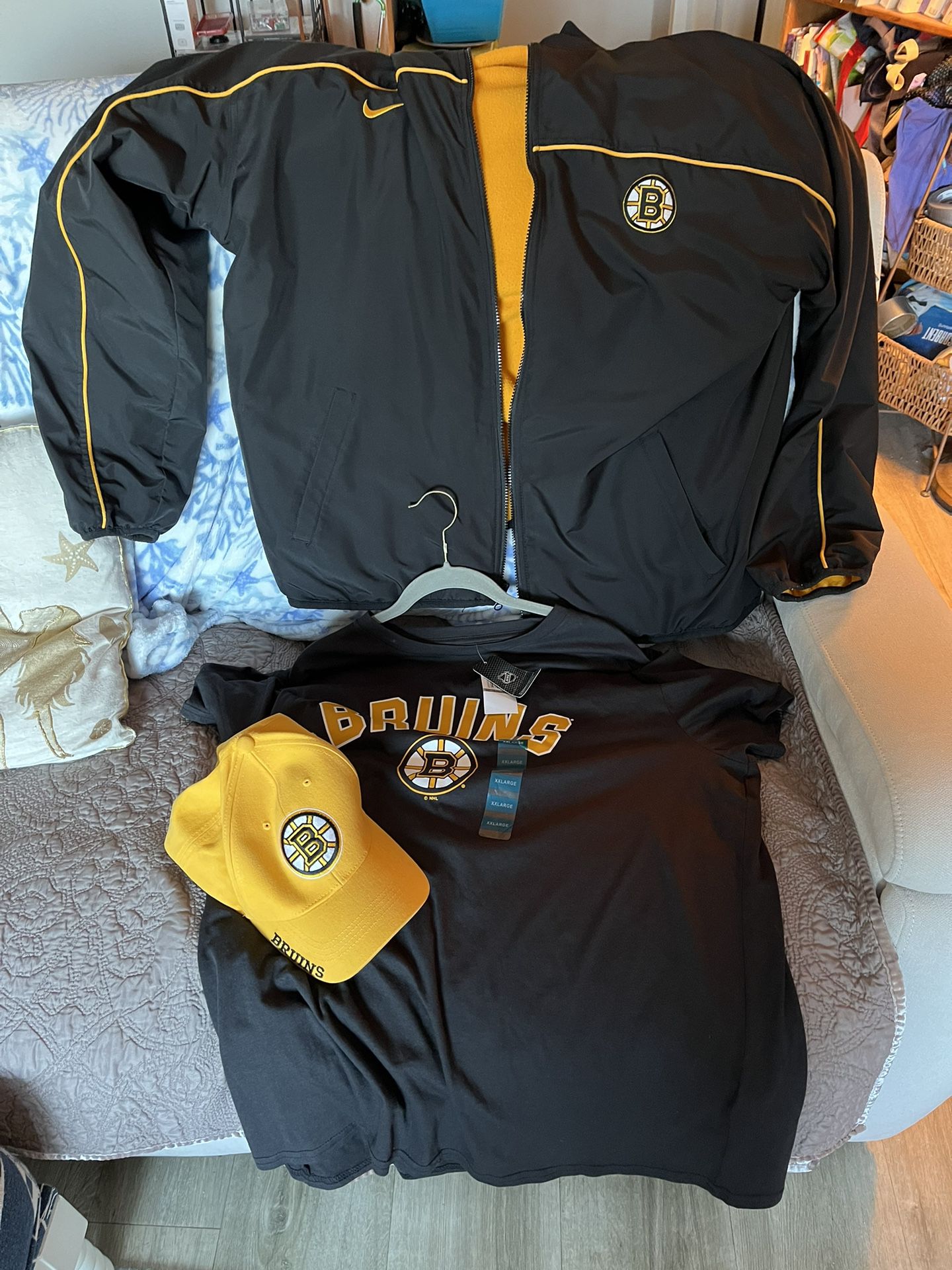 Bruins Jacket , T-shirt And Hat