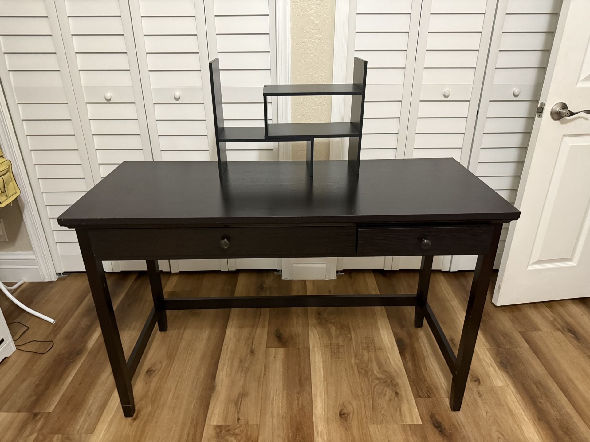 Black Desk