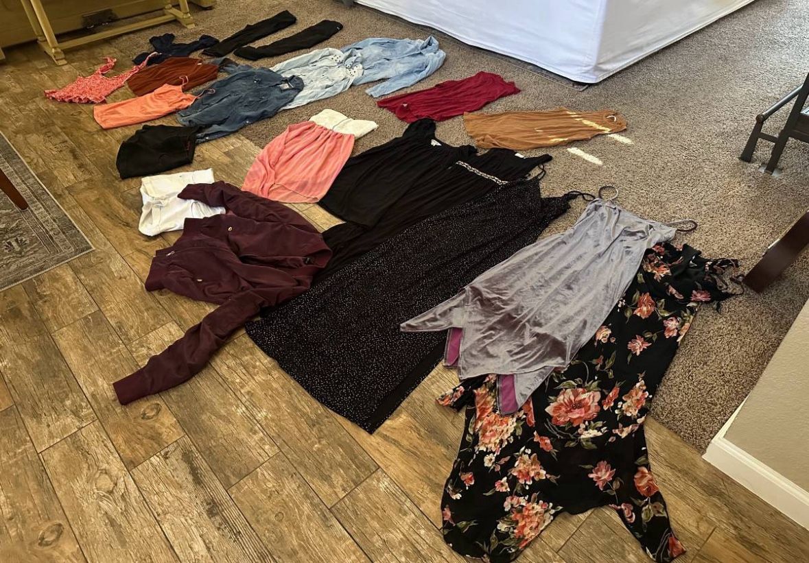 23 Piece Juniors Girls Clothes Lot-Small