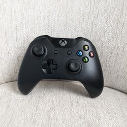 Xbox One Controller Non Bluetooth Version *READ DESCRIPTION*
