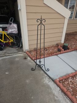 Med. Size Easel 2 PC Box New