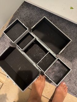 Used make up case silver metal- pick up in SCV NOT LA!