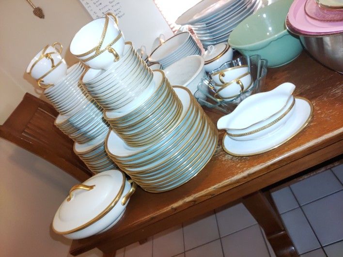 Wm. Guerin Rare GUE11 Pattern French Pre 1908 22k Gold Hand Painted 12 Place China Set