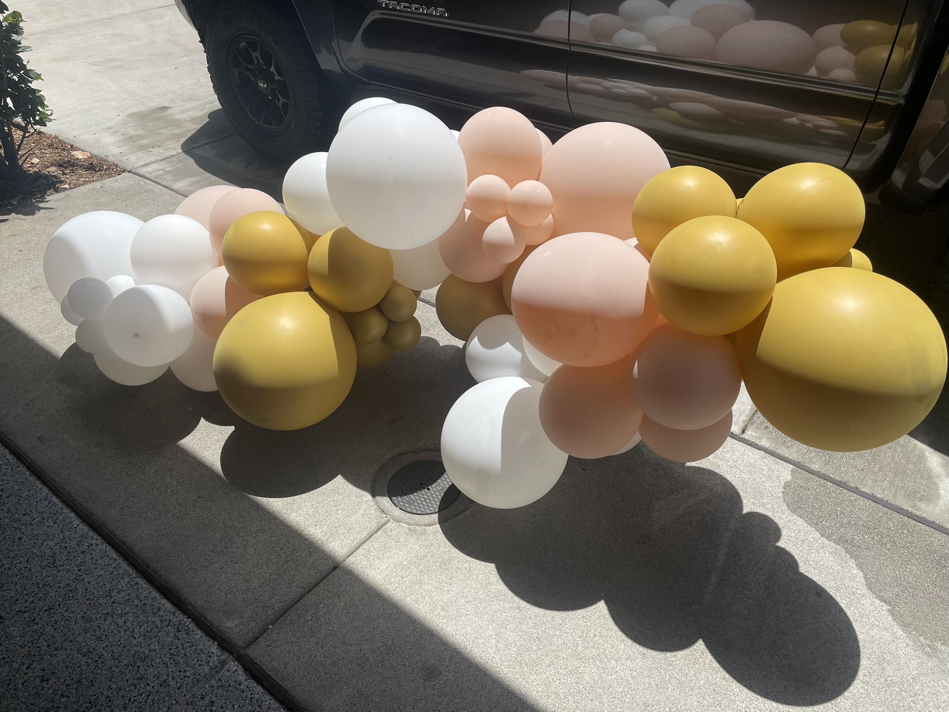 Ballon Arch With Stained Pallet