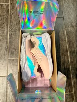 NIB Clove sneakers